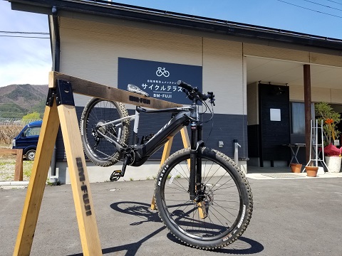 木製のサイクルスタンドにマウンテンバイクが置かれている写真