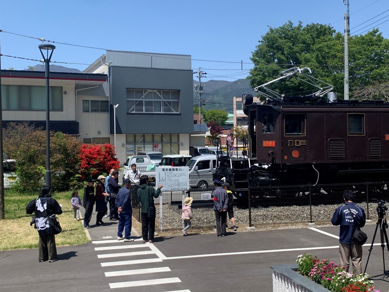 電気機関車をみる機関車保存会の皆さんと参加者親子