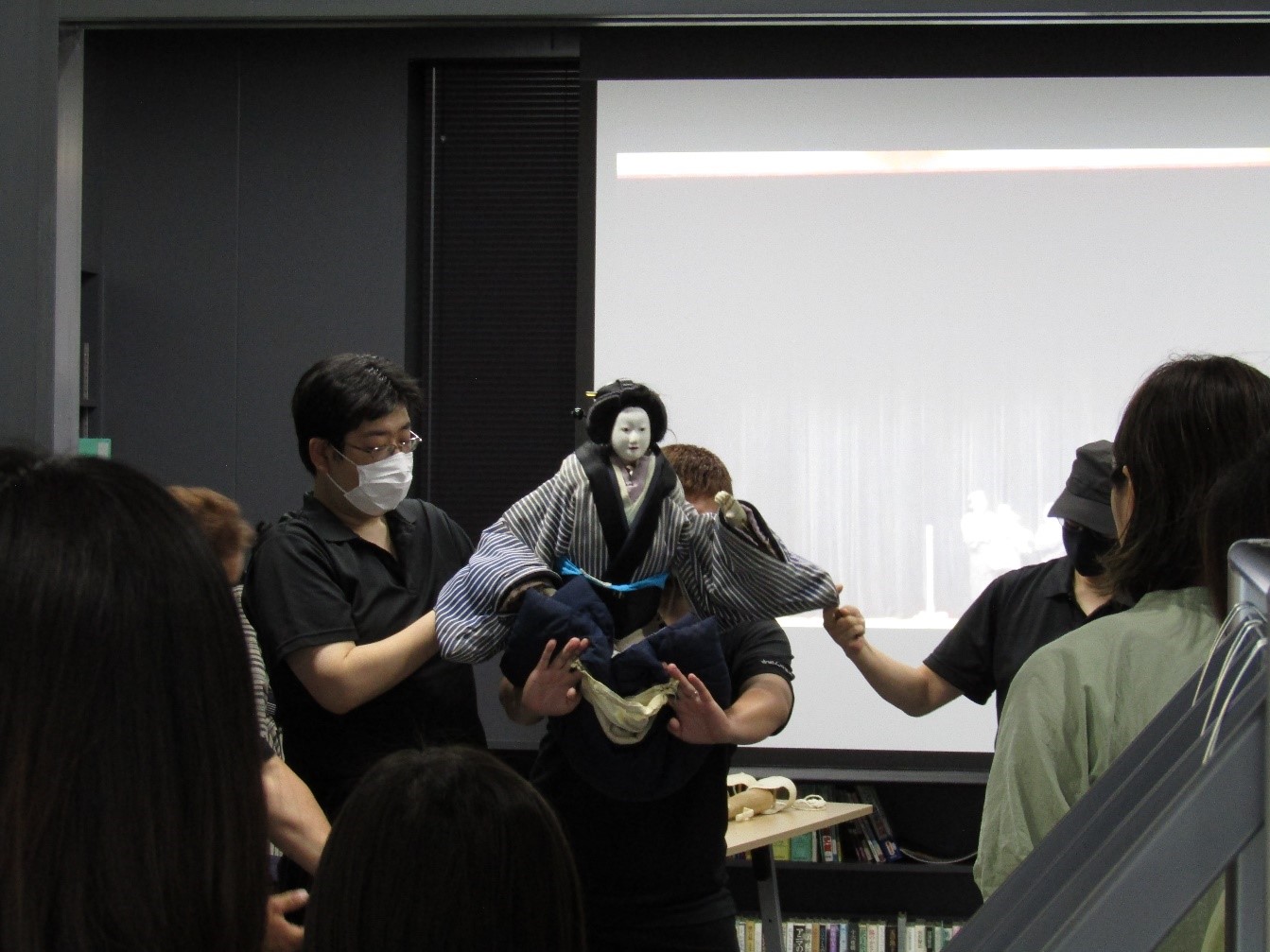古田人形保存会の方がお弓を操っているところ