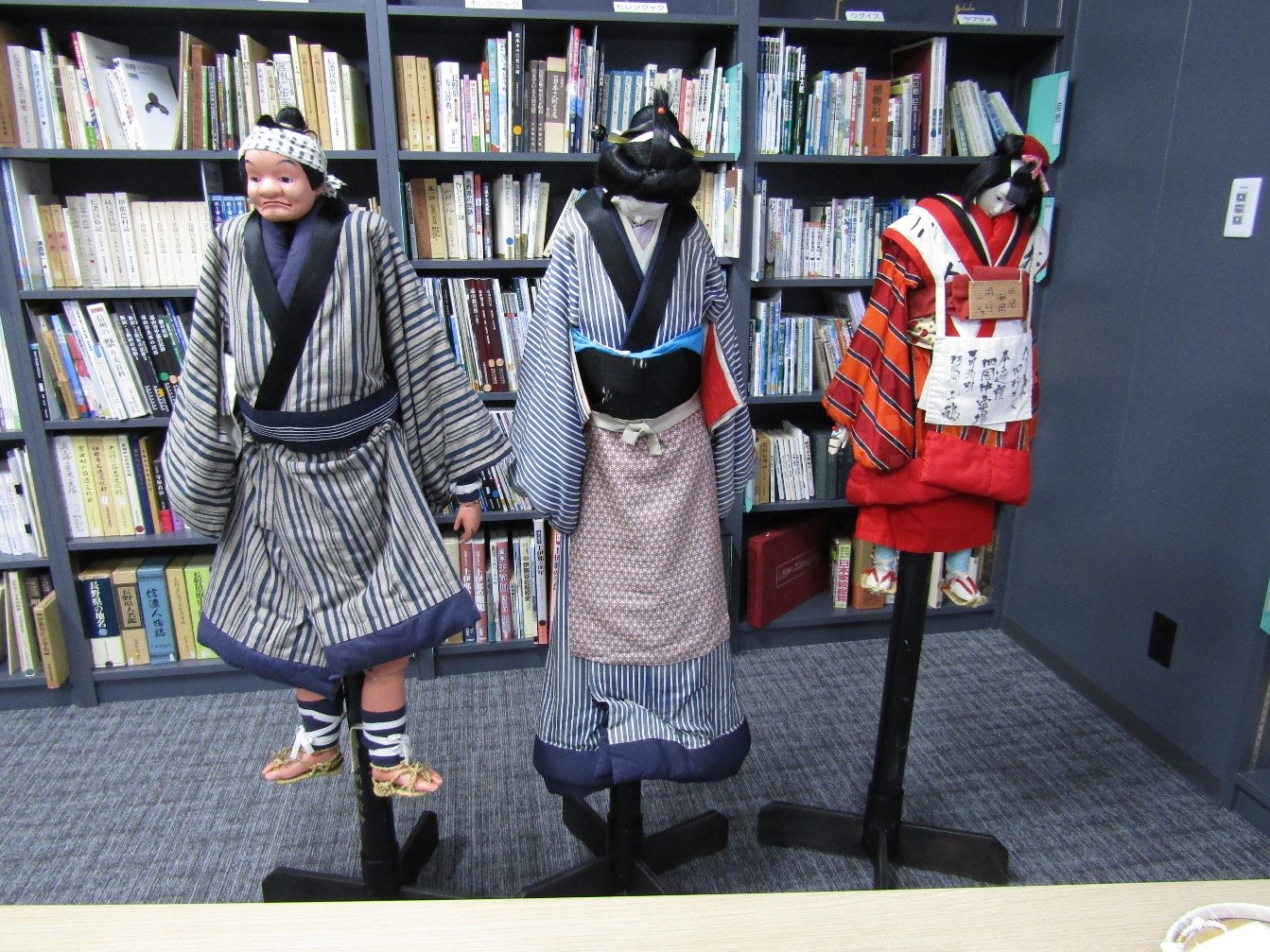 人形が3体並んでいる。左から男性の飛脚、大人の女性のお弓、女の子のお鶴。