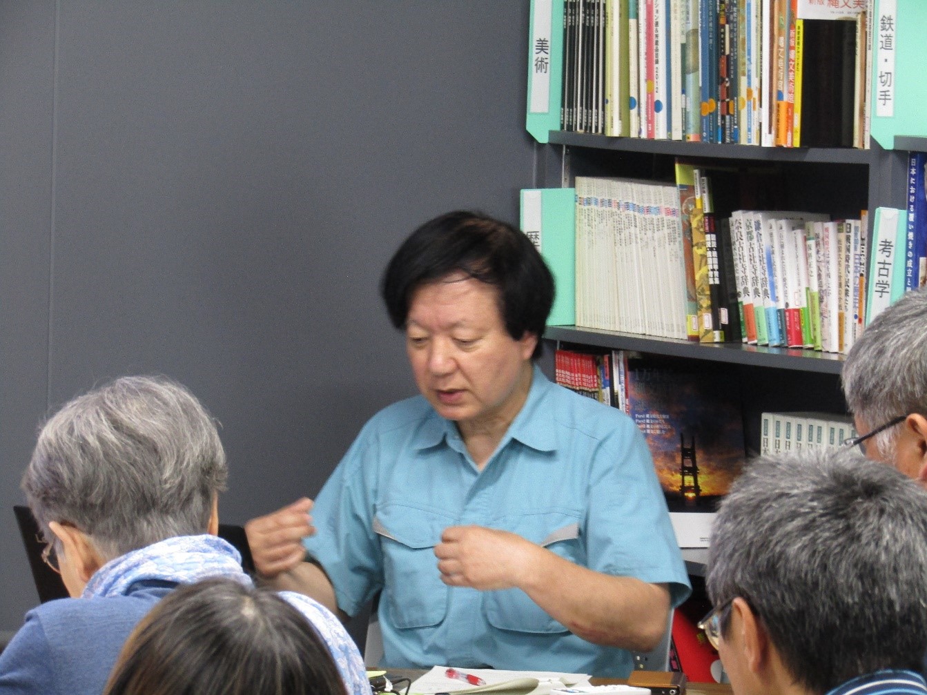 身振り手振りをしながら、話をする講師