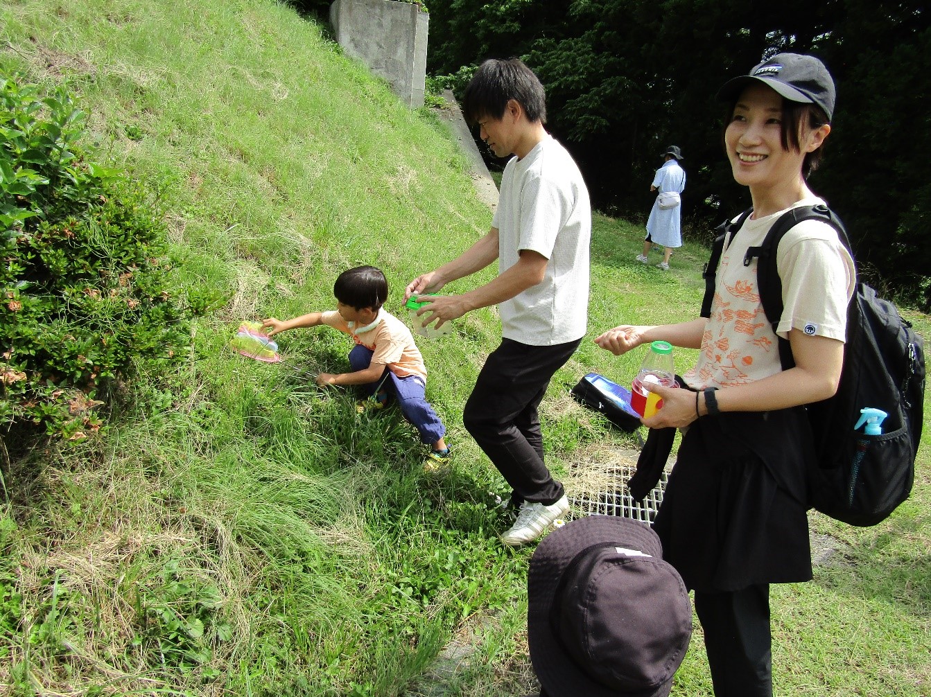 昆虫を探す親子 子供が網で昆虫をとっている