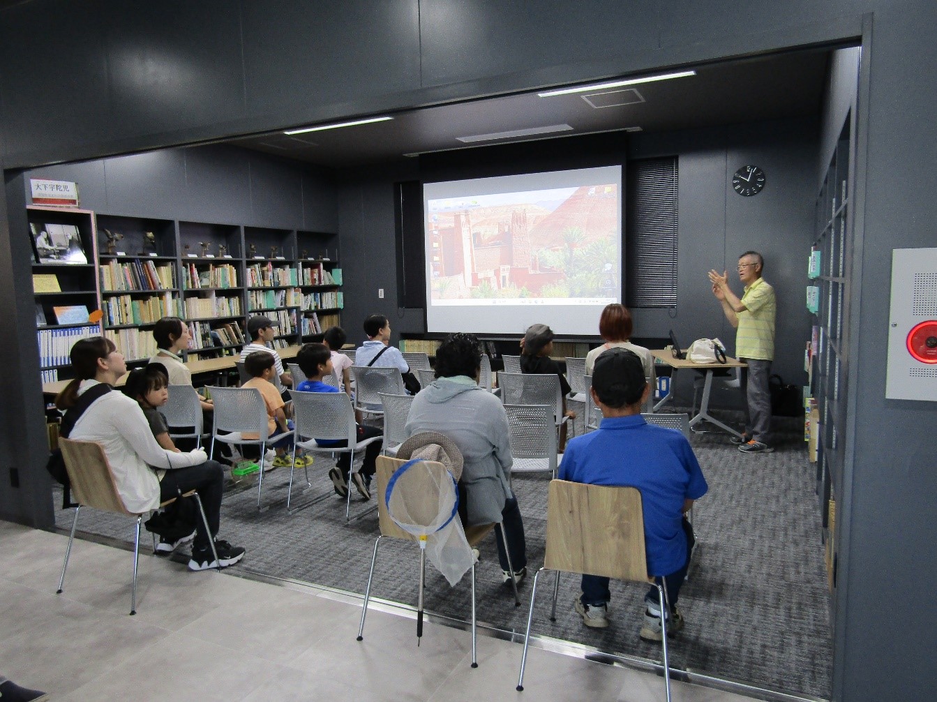 博物館の図書講座室で吉沢先生の話に耳を傾ける参加者
