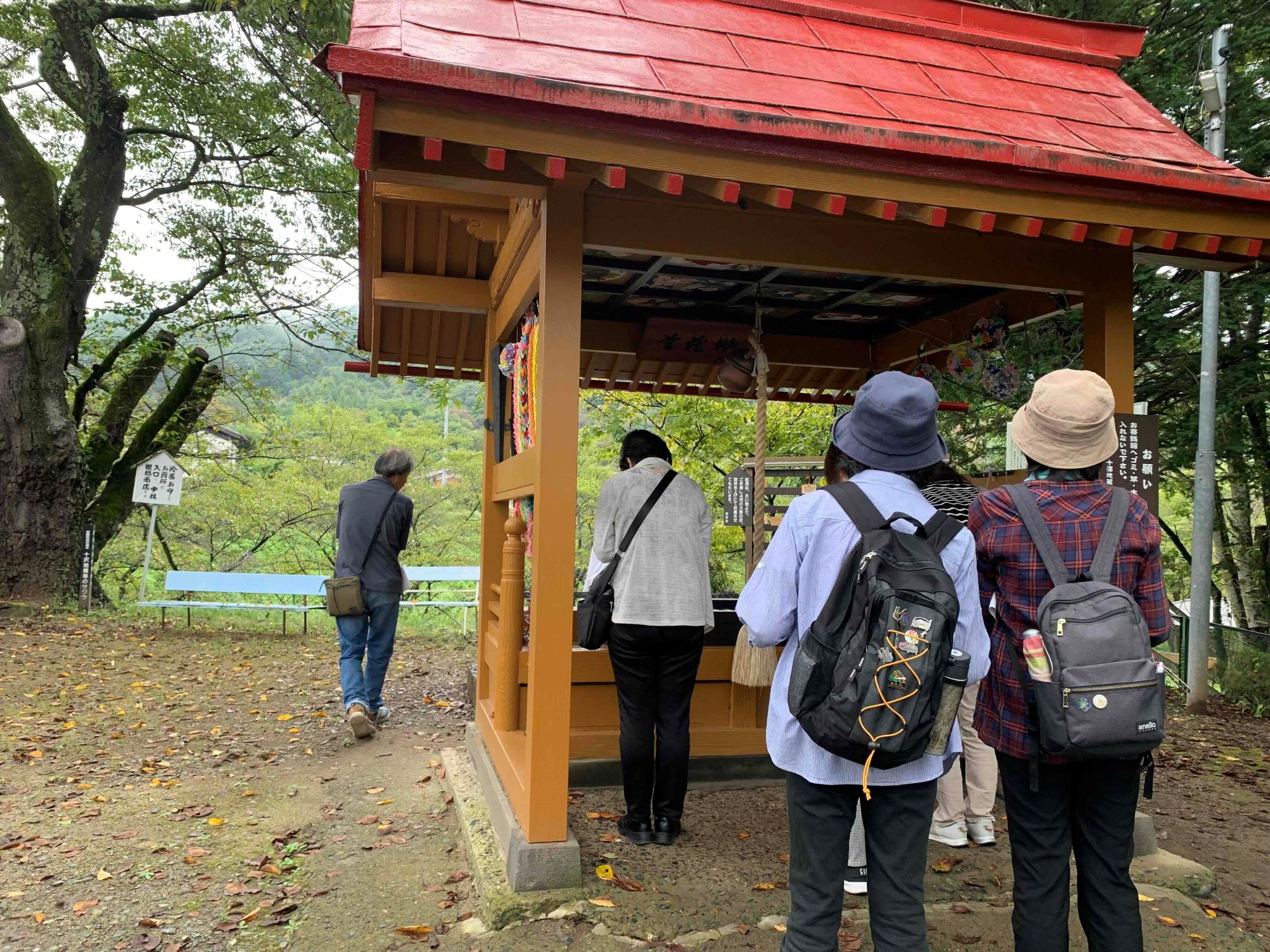 十沢のお地蔵様にお参りする参加者