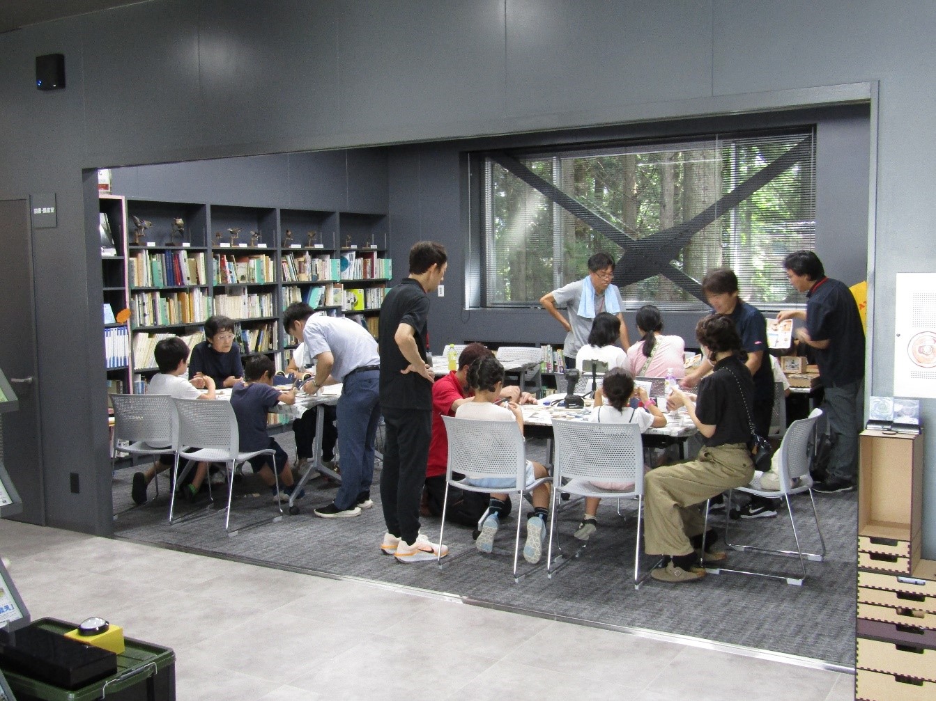博物館の図書講座室で工作をする親子。地元の企業の方が教えている。