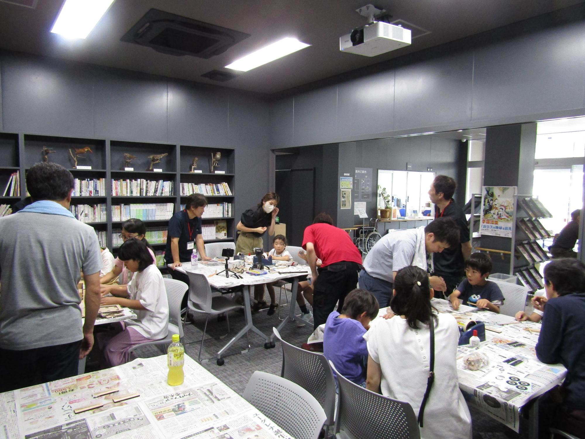博物館の図書講座室で親子が工作をしている