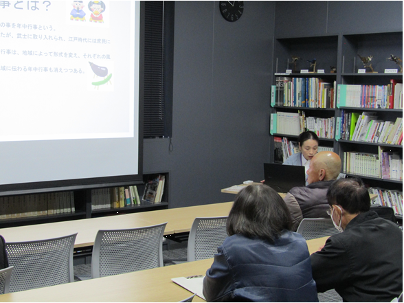 説明をする職員と話しを聞く参加者の皆さん