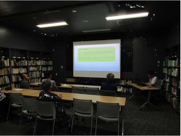 図書講座室で椅子に座って説明を聞く参加者