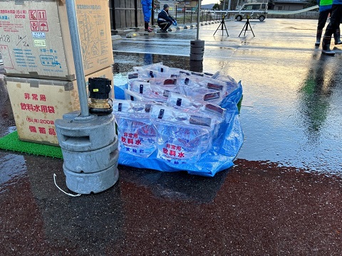 透明な袋に「非常用飲料水」と赤字で書かれた給水袋が並べて置かれている写真