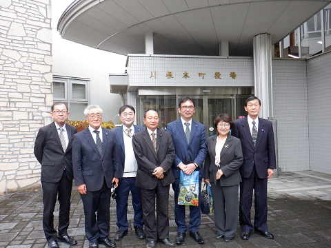 建物入り口の上に川根本町役場と書かれた前で、7名の議員の方々が横一列に並んでいる記念写真