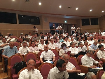多くの参加者の方が座っているホールの客席を写した写真
