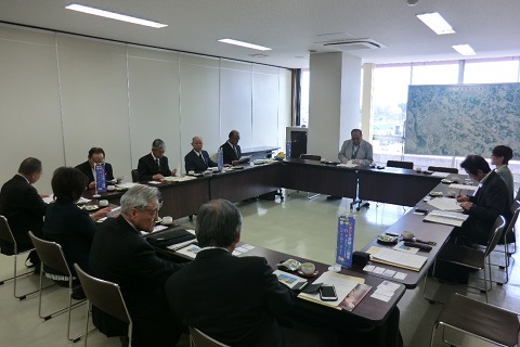 ロの字に設置された長机の席に議員の方々や関係者が座っている視察研修の様子の写真