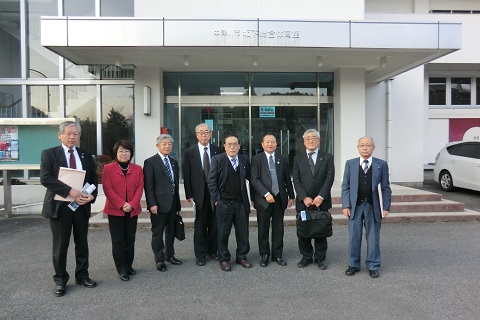 中津川市を訪れた関係者8名が並んでいる写真