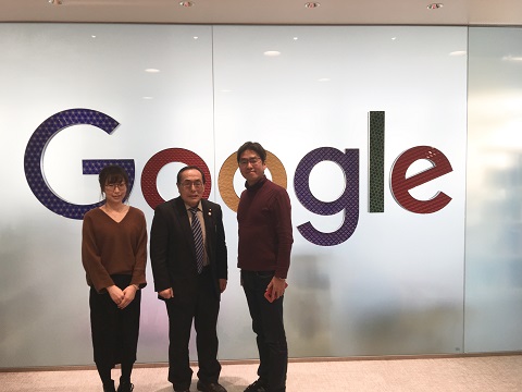 Googleの大きなロゴが書かれた壁の前に、陣内さんと大槻議員、女性活躍推進担当職員が並んでいる写真