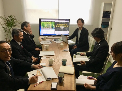 会議室で大森さん他5名が和やかな雰囲気で話をしている様子の写真