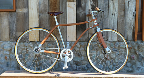 木製フレームの自転車の写真