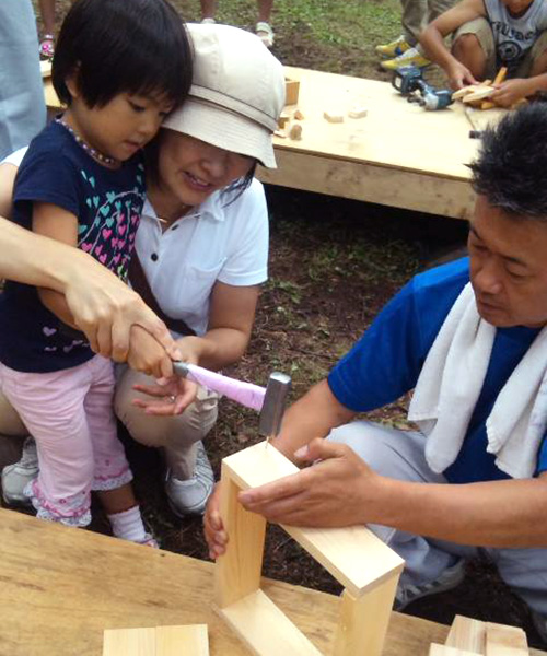 木材にくぎを打ち付けて枠を作っている城内さん親子の写真