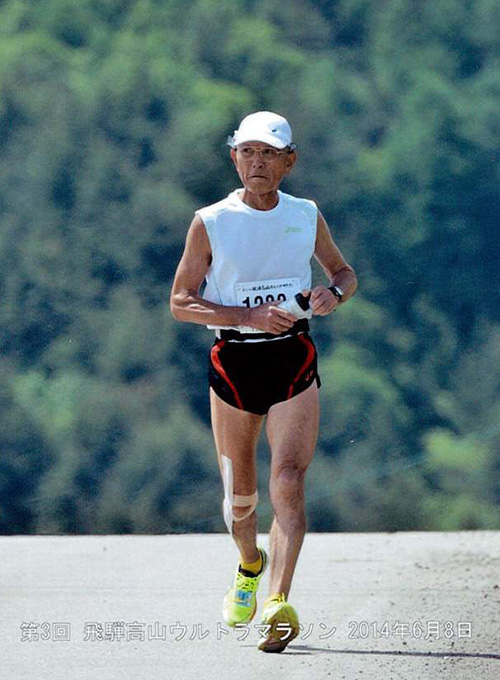 2014年6月8日第3回飛騨高山ウルトラマラソンに参加してゼッケンをつけて走っている小澤さんの写真