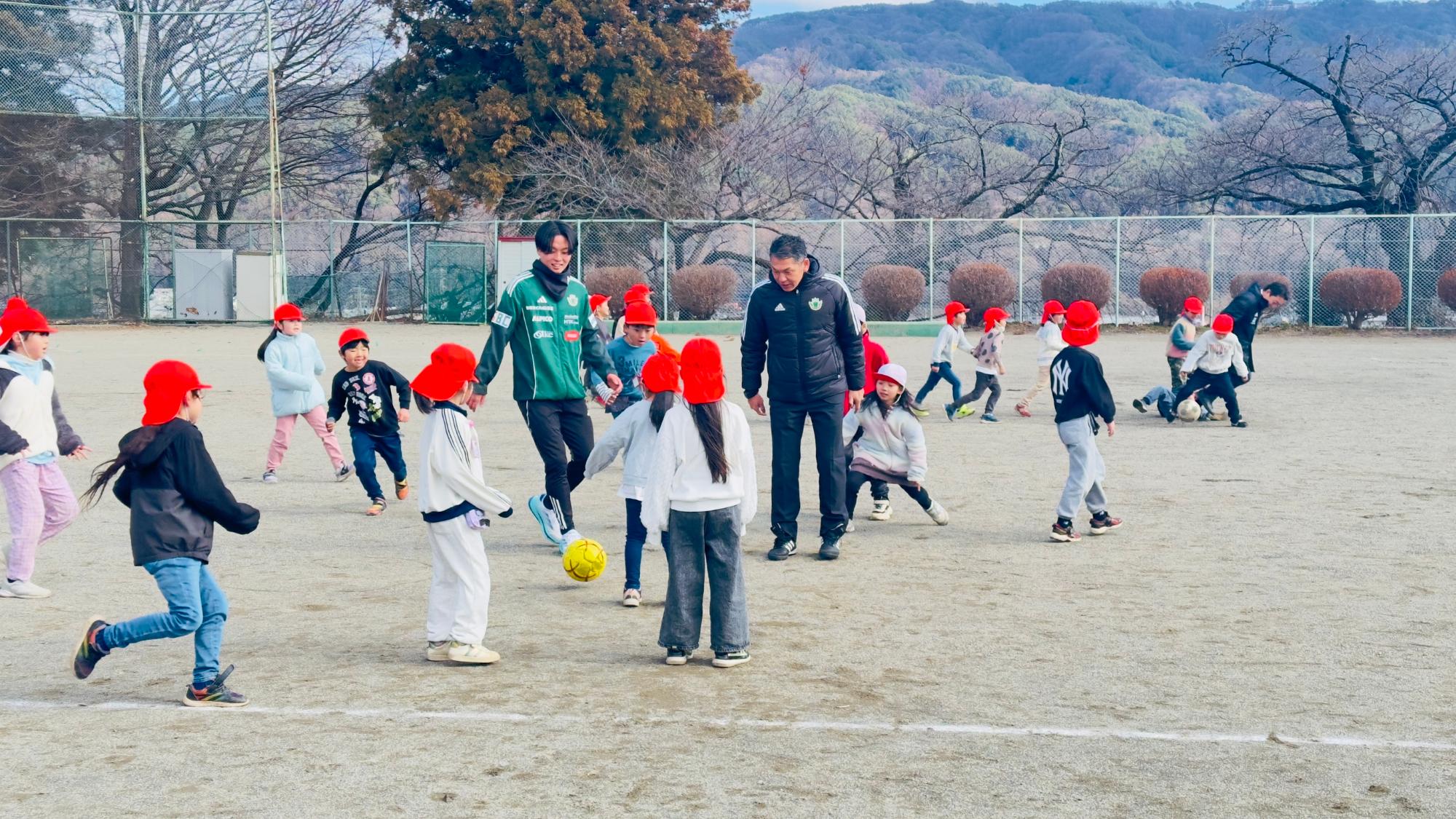 松本山雅学校訪問の様子1