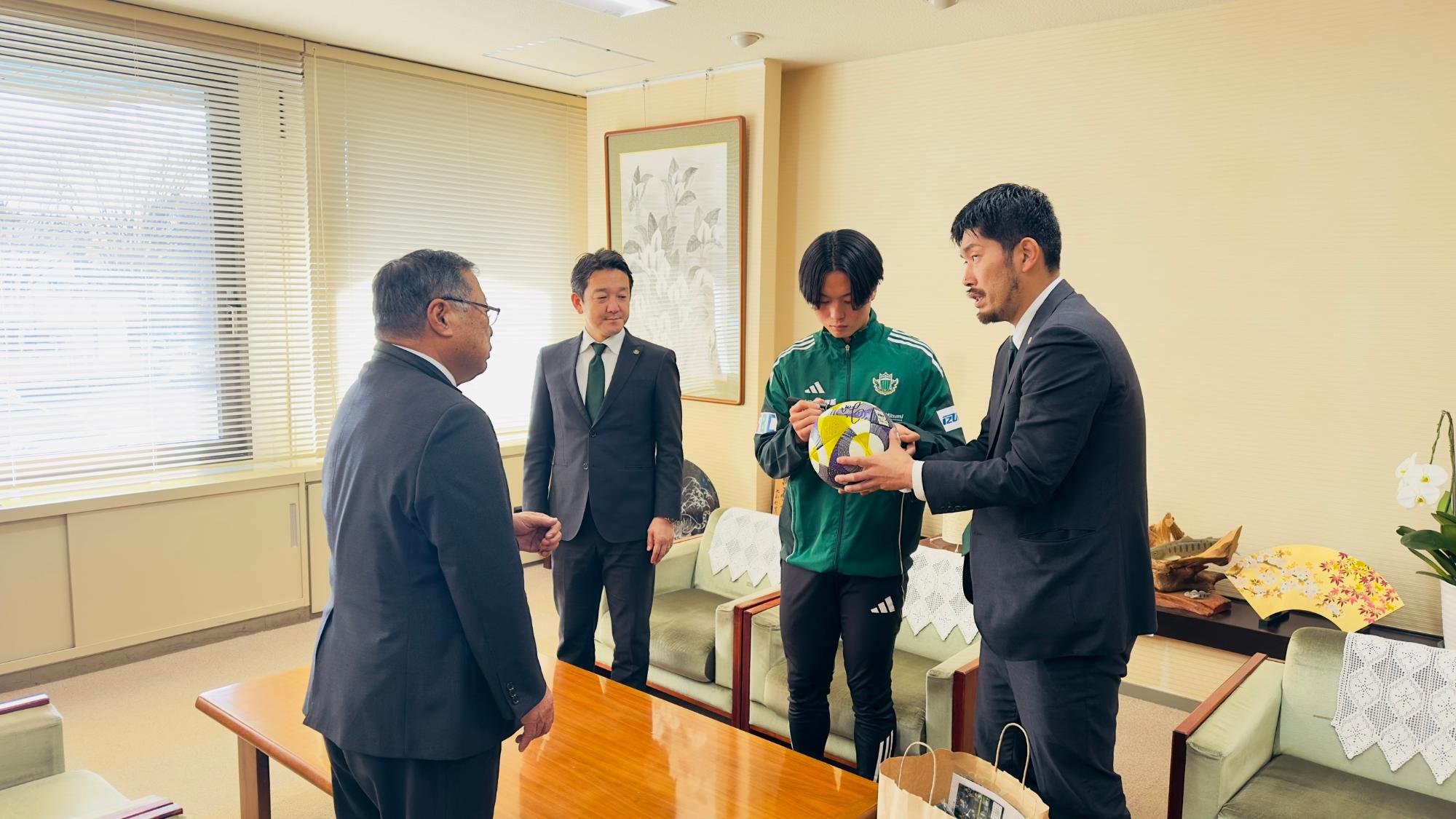 松本山雅表敬訪問の様子1