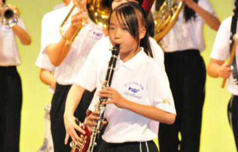 演奏会でクラリネットを吹いている長女の写真