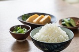 ご飯、卵焼き、お漬物の写真