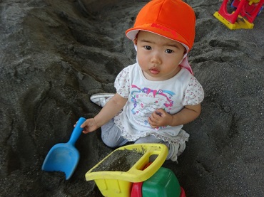 東みのわ保育園：うさぎ組の砂遊び