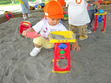 東みのわ保育園：うさぎ組の砂遊び