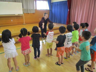 上古田保育園：新しい英語あそびの先生が来たよ！