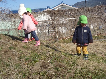 東みのわ保育園：1歳児うさぎ組の散歩