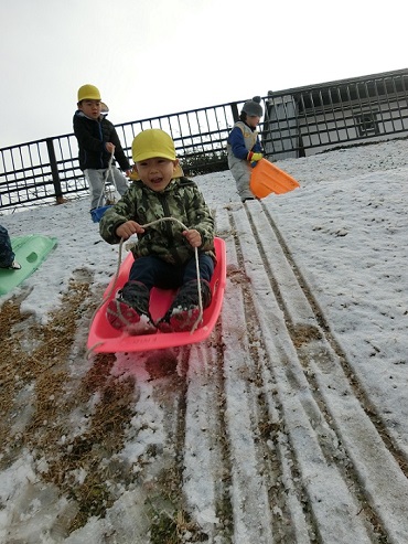 東みのわ保育園：雪遊び