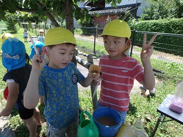 東みのわ保育園：色水遊び