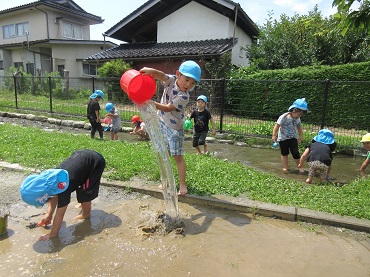 東みのわ保育園：年少「りんご組」の泥遊び