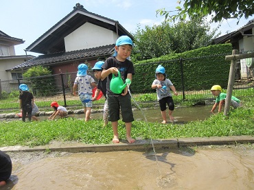 東みのわ保育園：年少「りんご組」の泥遊び