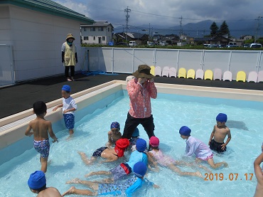 松島保育園：年中「プール遊び」