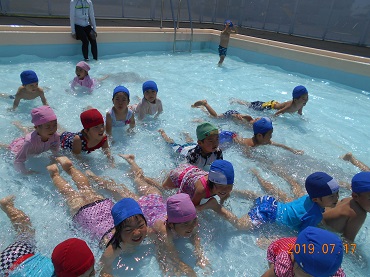 松島保育園：年中「プール遊び」