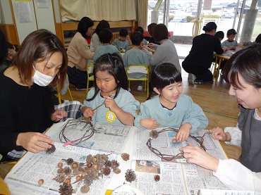 松島保育園：クリスマスのリース作り（4歳）