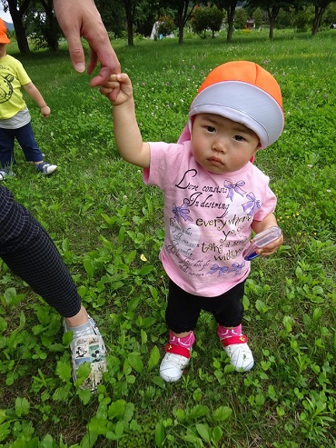 東みのわ保育園：１歳児「うさぎ組」の散歩