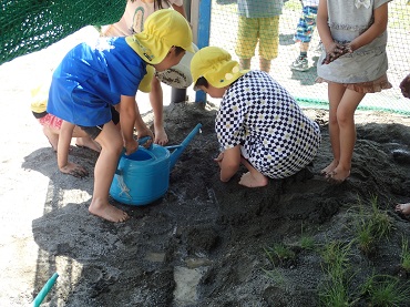 上古田保育園：砂場で水遊び