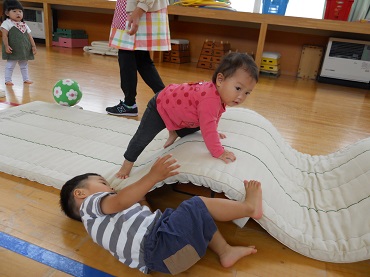 松島保育園：うさぎ組　ワクワク、広間で遊んだよ！