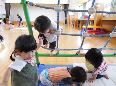 松島保育園：うさぎ組　ワクワク、広間で遊んだよ！