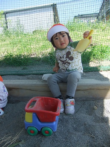 東みのわ保育園：うさぎ組（１歳児）の砂遊び