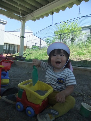 東みのわ保育園：うさぎ組（１歳児）の砂遊び