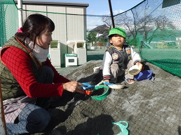 三日町保育園：砂遊び　１歳児お山の大将
