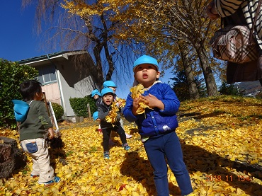 木下北保育園：秋の散歩（2歳児）