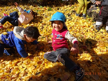 木下北保育園：秋の散歩（2歳児）
