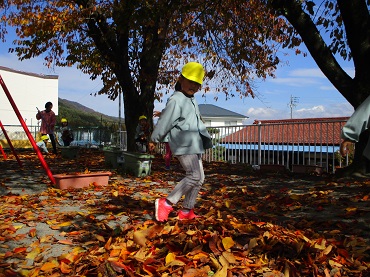 上古田保育園：落ち葉のベット