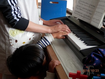 三日町保育園：未満児組にピアノが入りました