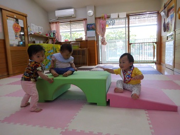 松島保育園：０歳児ひよこ組　今日は何して遊ぼうかな