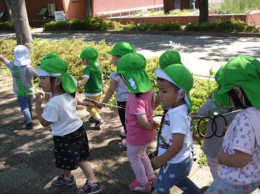 松島保育園：2歳児こあら組　みんなでお散歩に行ったよ！